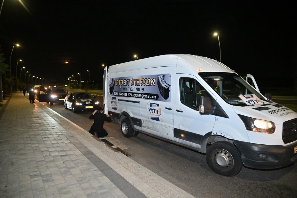 תיעוד מרגש: אברכי ויז'ניץ משמחים את תושבי אשקלון 