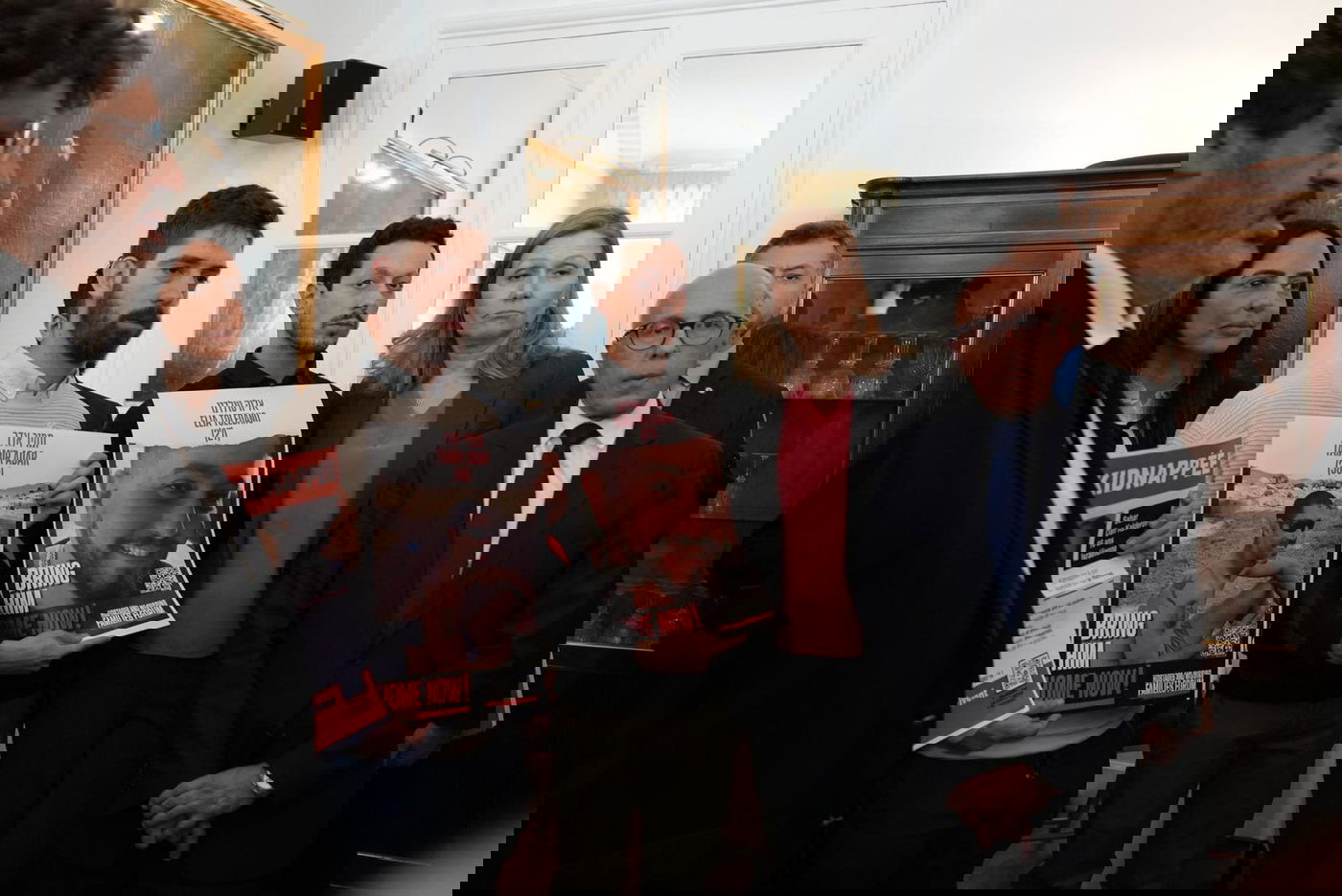 משפחות החטופים התקבלו בתשואות בפרלמנט הצרפתי • צפו 