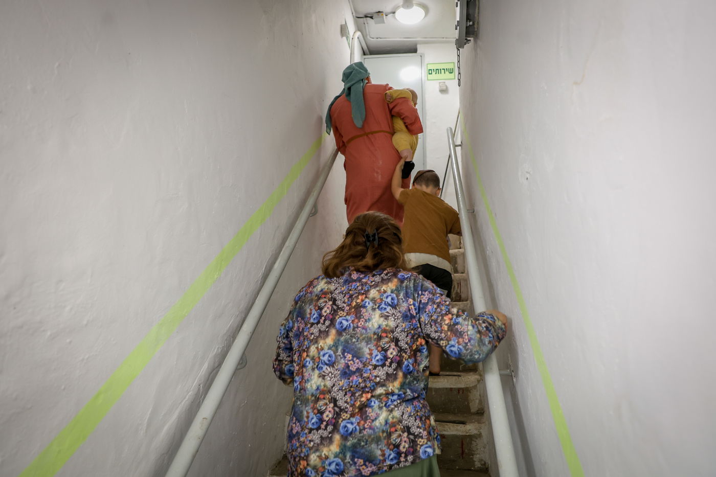 ריצה לחדר מדרגות עם ילדים בעת אזעקה