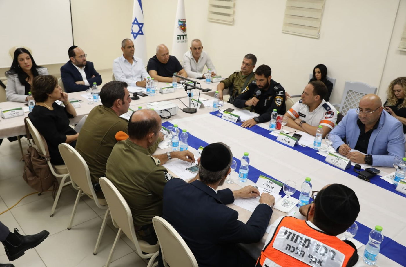 פקד אליאור שלמה נושא דברים בישיבת המועצה