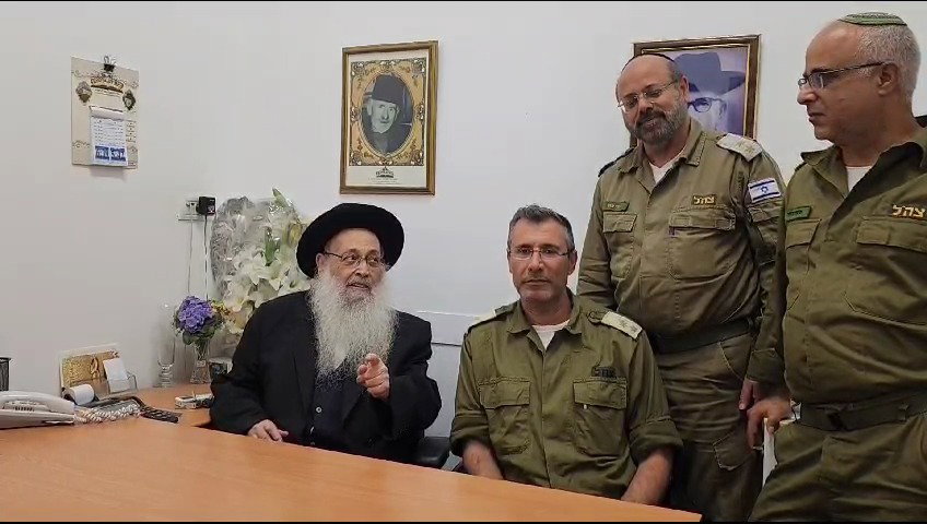 הרב מאיה עם חיילי צה"ל