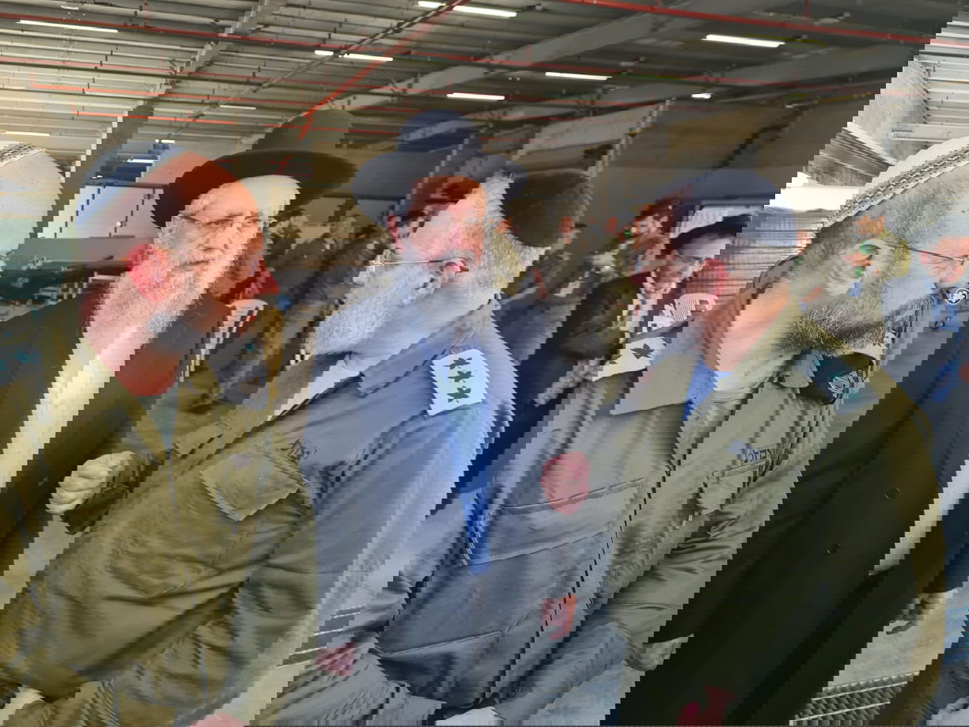 הגר"ד יוסף בביקורו בבסיס שורה עם רבני "הרבנות הצבאית"