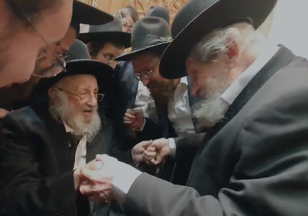 "גדול הדור" | השיחה בין הגר"ד לנדו להגרב"ד פוברסקי בתום ההספד • צפו