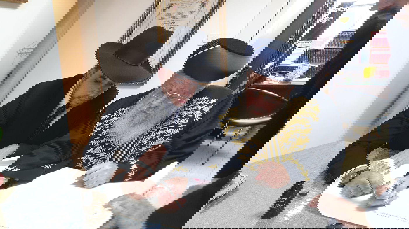 הראשון לציון הרב יצחק יוסף בכתיבת אות בספר התורה