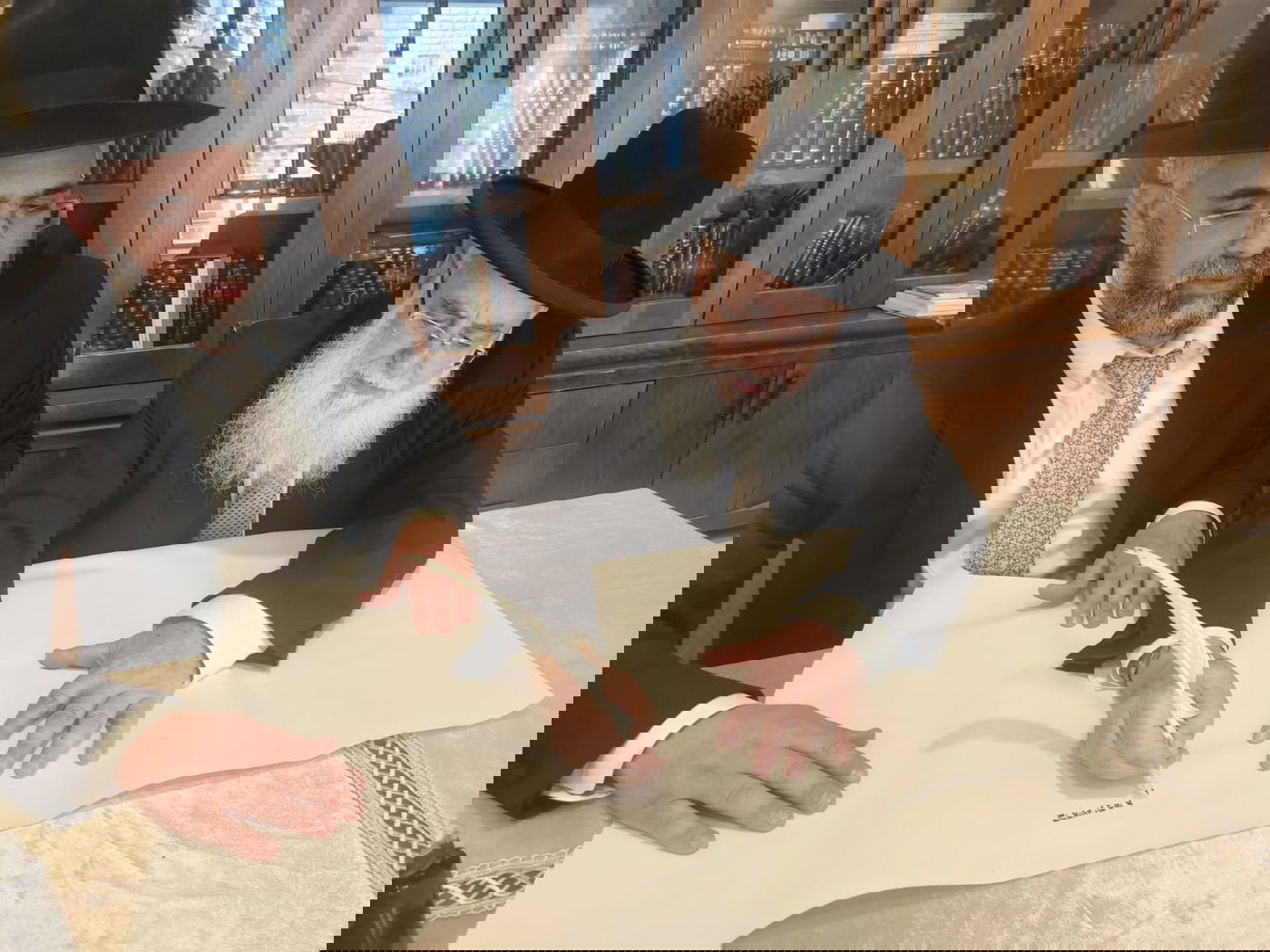 הגאון הרב יעקב זמיר בכתיבת אות בספר התורה