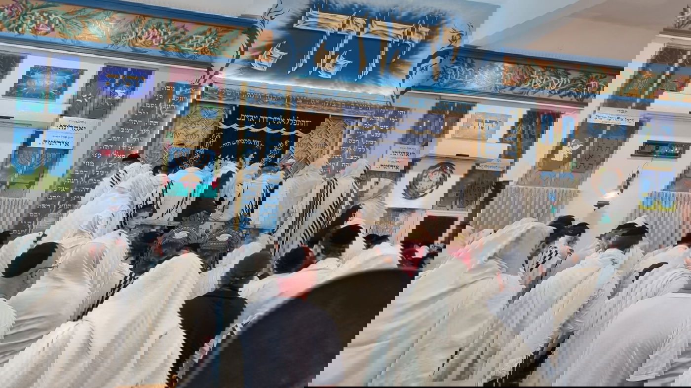 עם מאה כהנים: הסגולה של המקובל הגר"ד קוק נגד המלחמה