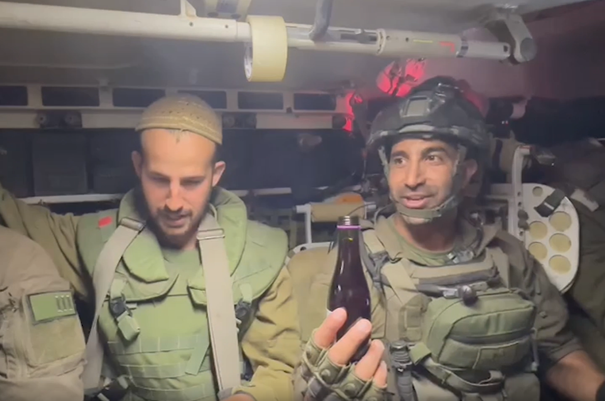 תיעוד מרגש: לוחמי צה"ל בקבלת שבת בתוך רצועת עזה