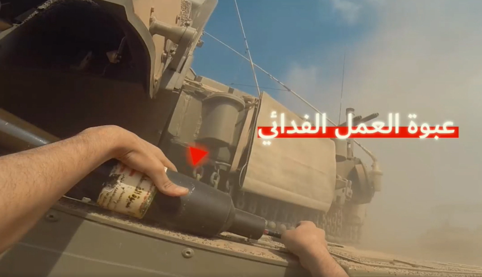 מחבל יוצא ממנהרה - מניח מטען על טנק ונמלט חזרה | צפו