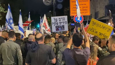 ההפגנה, הערב 