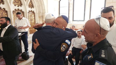 מפקד מרחב דוד במשטרת ירושלים אבי כהן בברית למשפחה המפונה