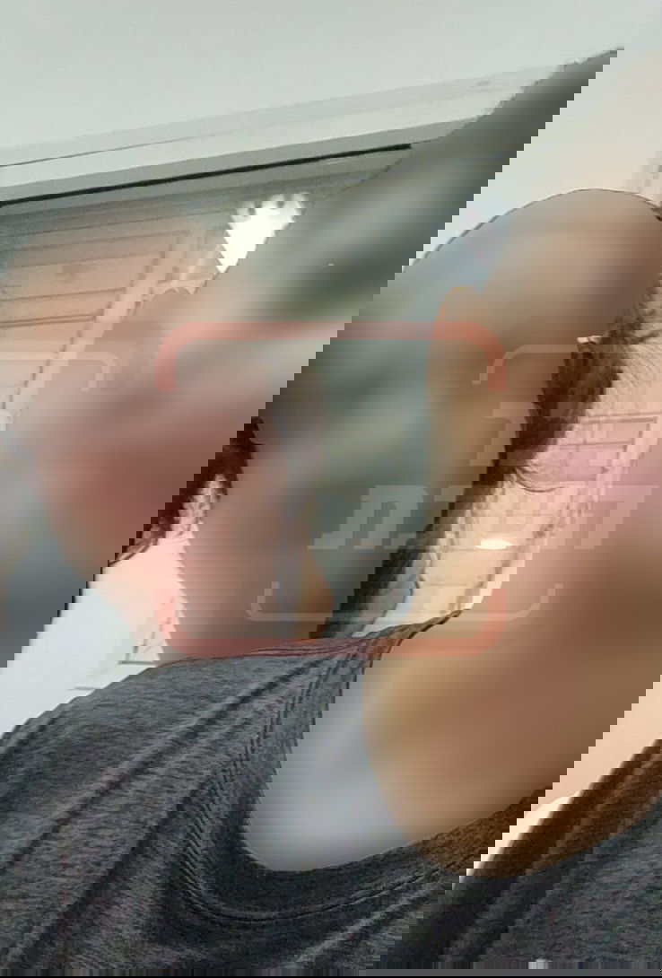 החשוד - משמאל, הצטלם עם הילד שתקף באכזריות