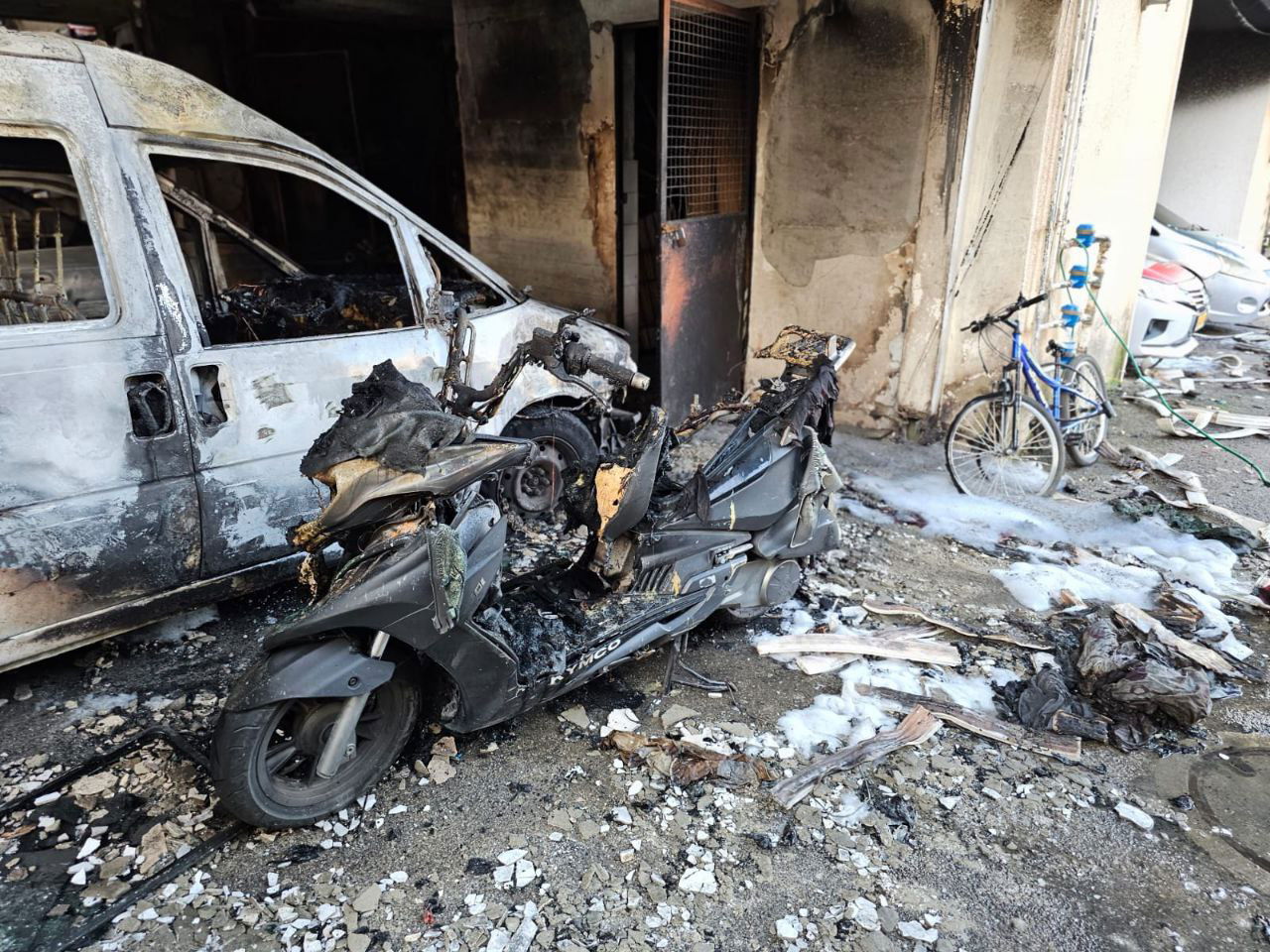 אלמוני הצית רכב וגרם לשריפה בחניית בניין מגורים בבני ברק