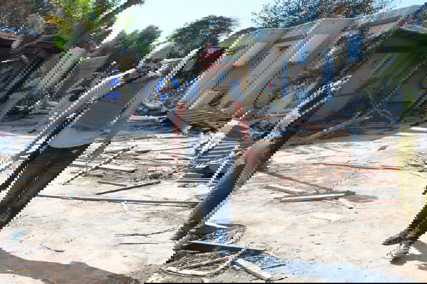 בין ההריסות בכפר עזה