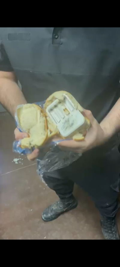 מה שמצאו הסוהרים בכיכר לחם ובנורת פלורסנט בתא בכלא