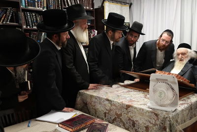 מרן פוסק הדור הגר"מ שטרנבוך שליט"א בדברים מעוררי לב לראשי הארגון ׳יד לאחים׳