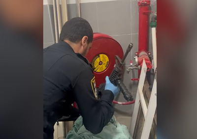 פתח תקווה: צעיר בן 23 גנב נשק צבאי מתושב אחר - ונעצר