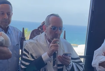 בברית לנכדו: ישי לפידות ישב סנדק ובירך את החיילים | תיעוד