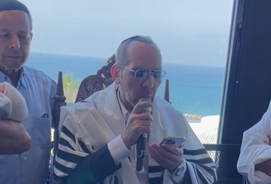 בברית לנכדו: ישי לפידות ישב סנדק ובירך את החיילים | תיעוד