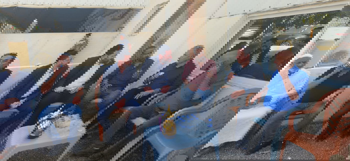 אליהו ברוכי ונחום גיטלר בבית משפחת אלזיאדנה