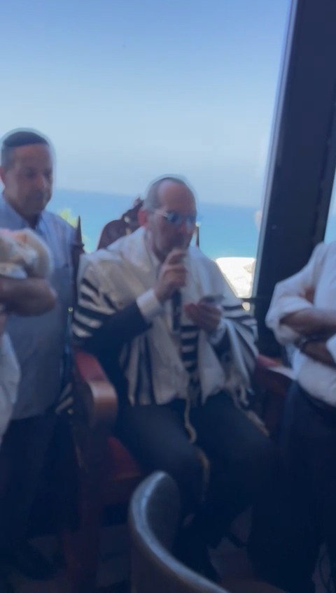 הסנדק ישי לפידות מברך את חיילי צה"ל