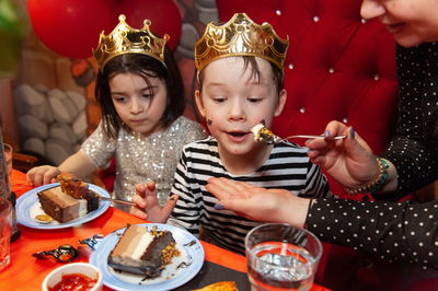 הורים מגישים לילד כפית לפה למרות שמסוגל לאכול לבד- טיפול או פינוק?