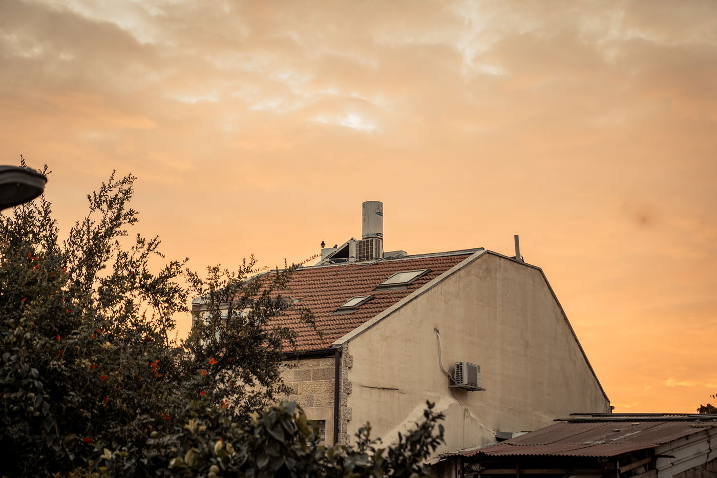 בית עם גג אדום...