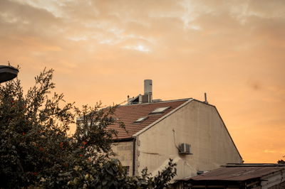 בית עם גג אדום...