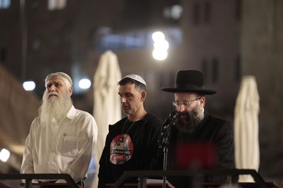 רב הכותל בתפילה לשלום החטופים