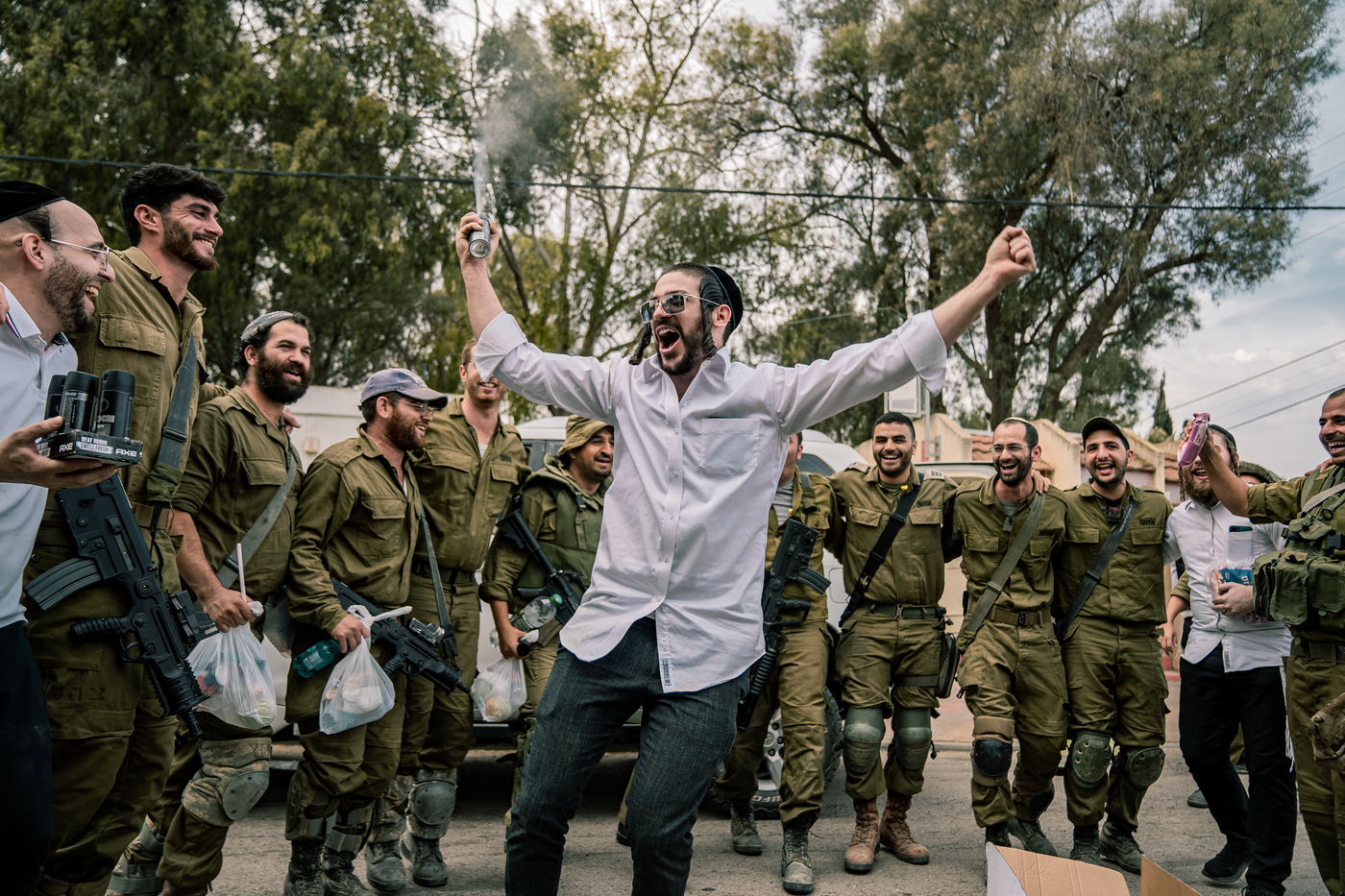 מלחמה אומנם, אבל רבוייסי, המורל חשוב מאין כמותו. בחור חסידי משמח חיילים