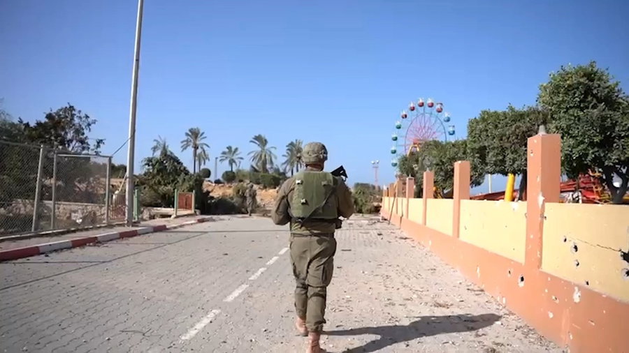 תיעוד של חשיפת פיר בסמוך לפארק שעשועים ודברי מפקד בסיירת צנחנים, רב-סרן רועי