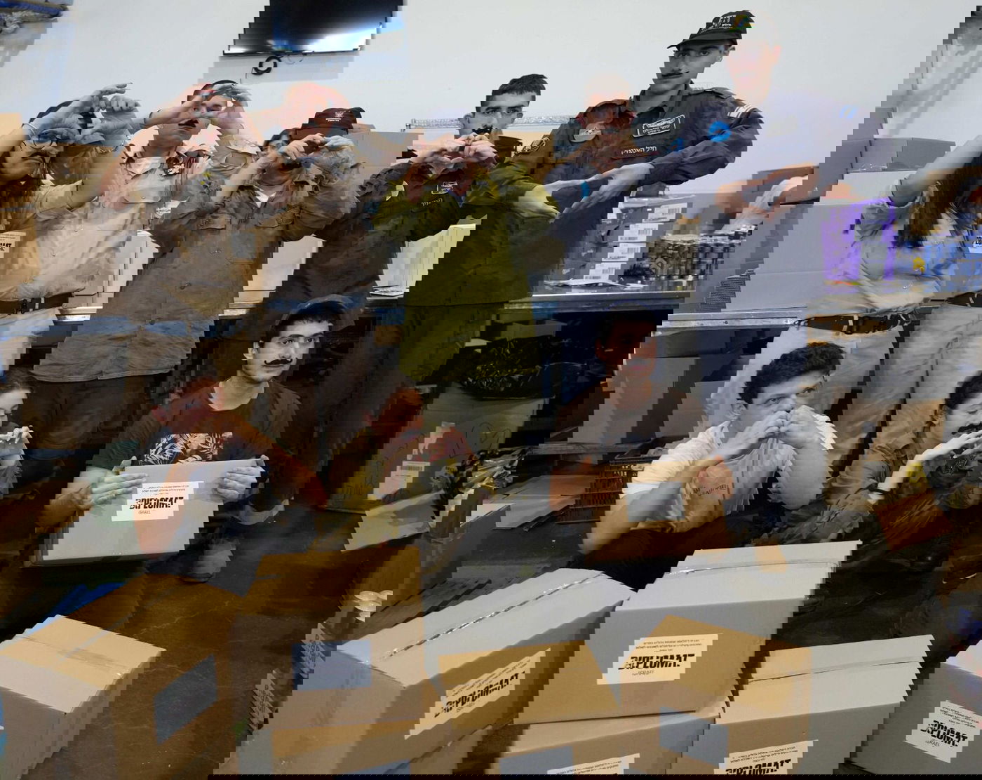 חיילי 'גדולים במדים' הדביקו שפם מלאכותי כאות הזדהות עם חבריהם הלוחמים.