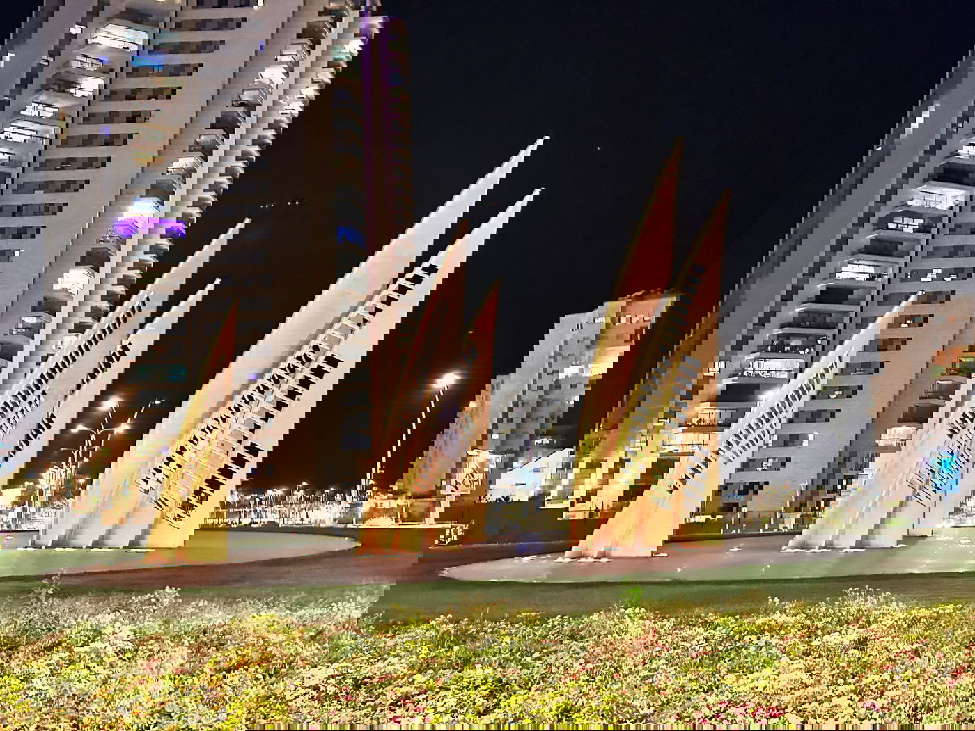 פגיעה ישירה בבית בסביון | צה"ל תקף שורת מטרות של החיזבאללה בלבנון | עדכונים