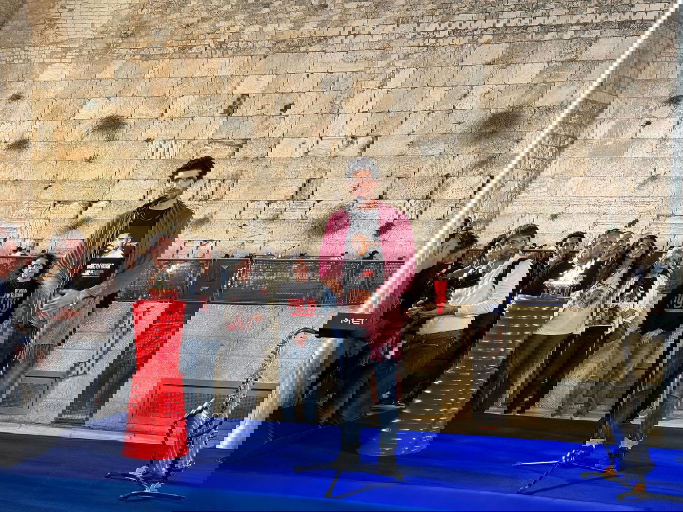 משפחות החטופים ערכו תפילה נרגשת בכותל | תיעוד דומע