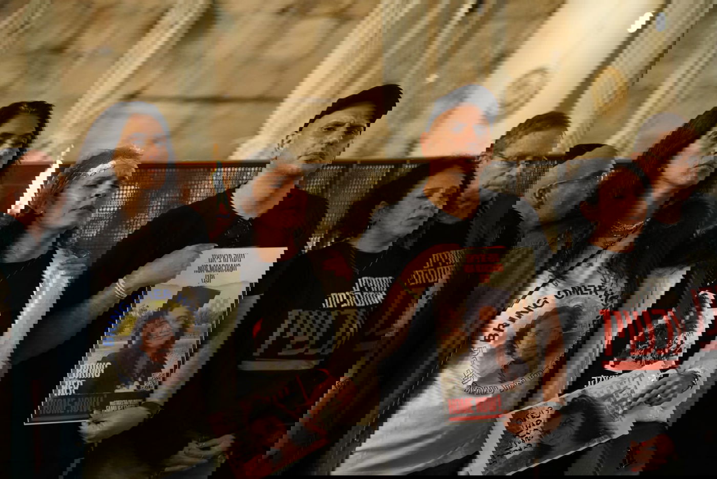 משפחות החטופים ערכו תפילה נרגשת בכותל | תיעוד דומע