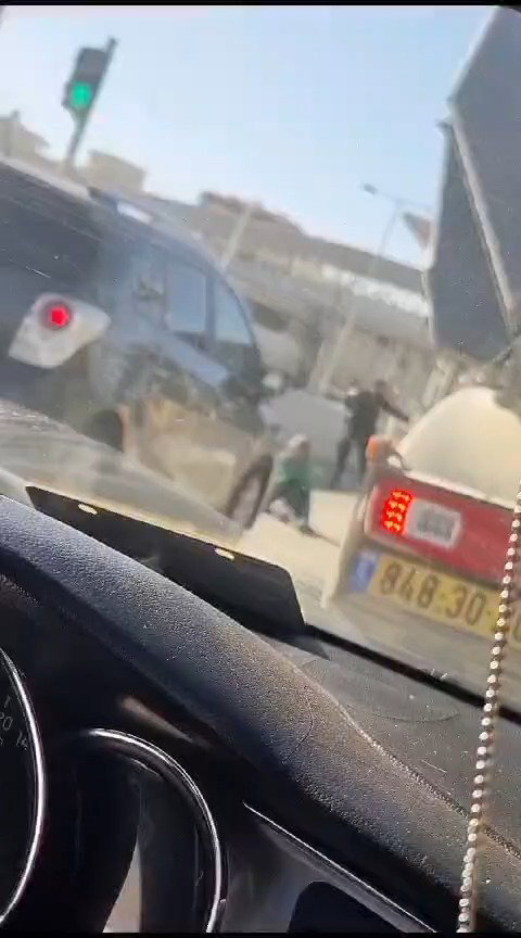 עטופה בדגל חמאס ומנוטרלת על הרצפה. צפו