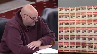 הסנאטור לצד תמונת לשכתו 