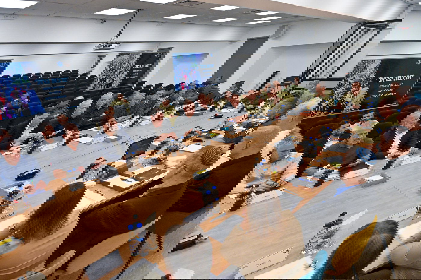 הקבינט, הערב