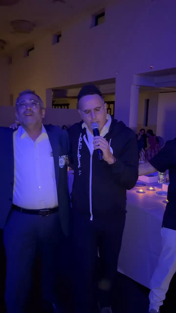 השירה המרגשת של האב עם יעקב שוואקי