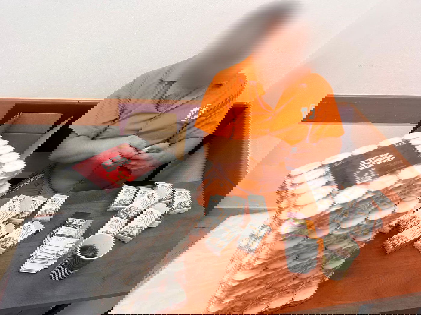 אסיר מכין נרות שבת לחלוקה