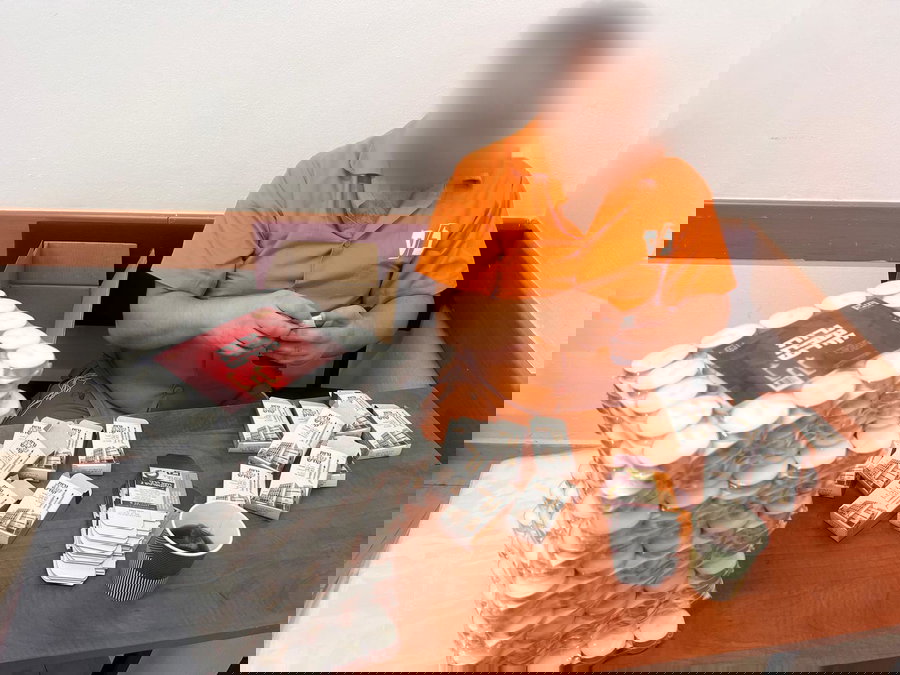 אסיר מכין נרות שבת לחלוקה 