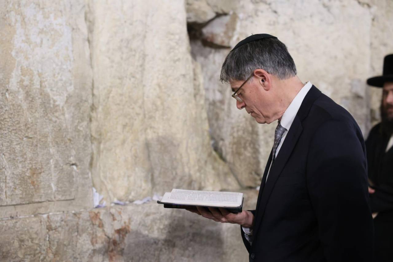 השגריר בכותל, הערב