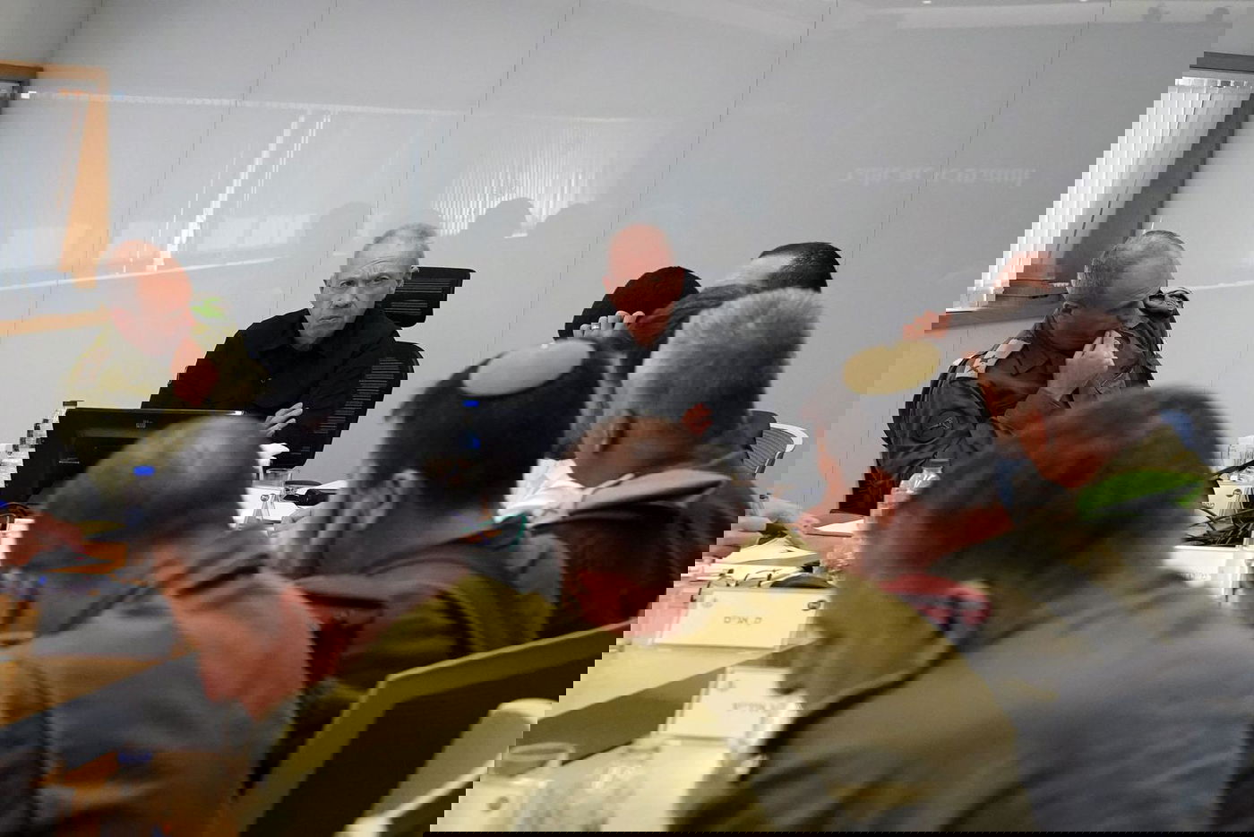 השר גלנט בהערכת מצב במפקדת פיקוד המרכז