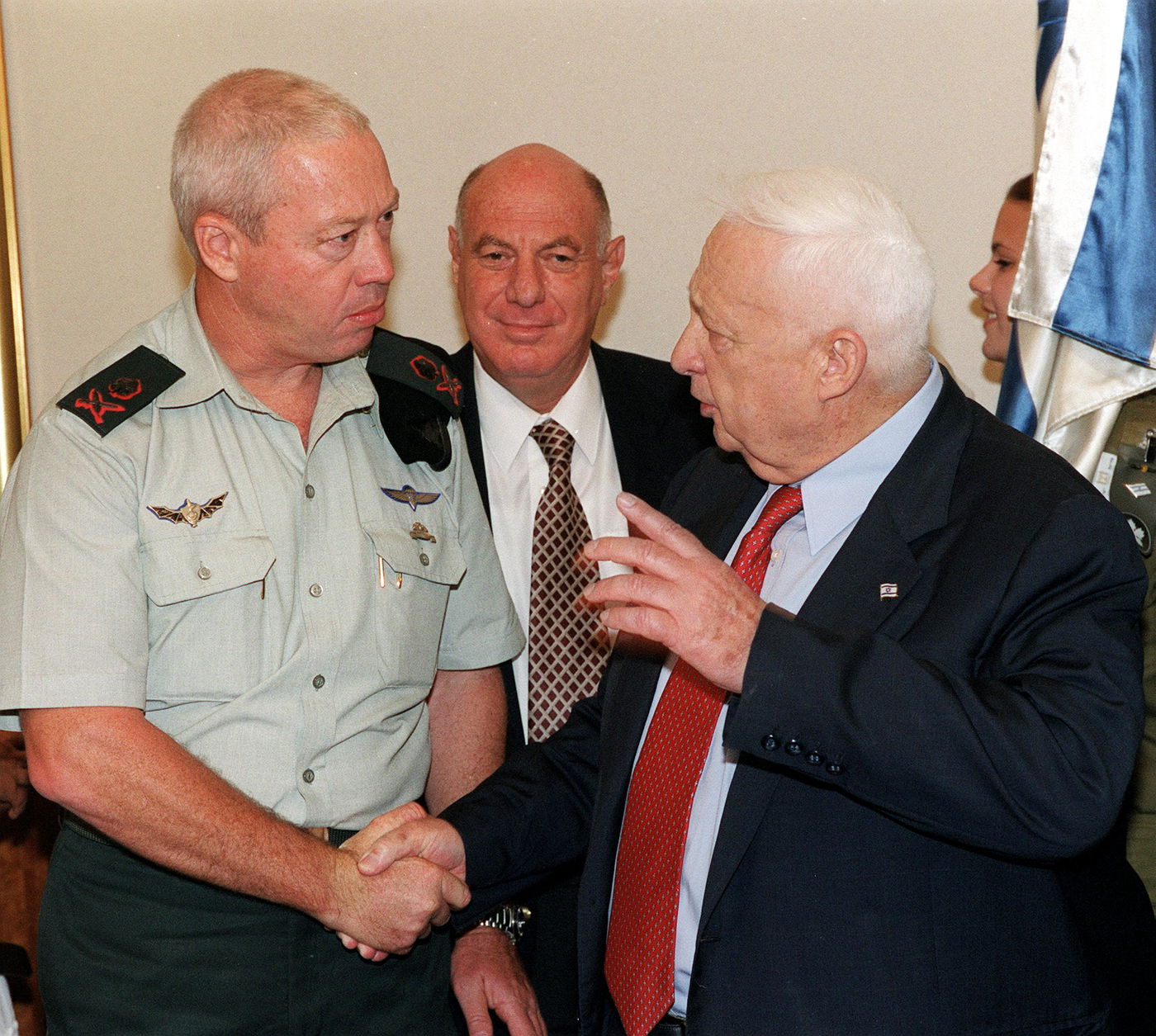 יואב גלנט כמזכיר הצבאי של אריאל שרון