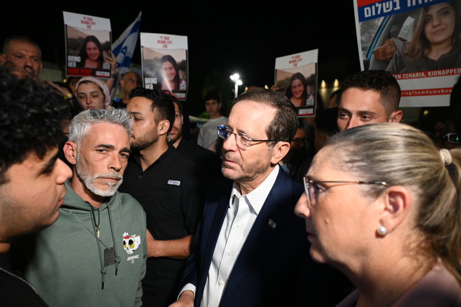 הרצוג, הערב