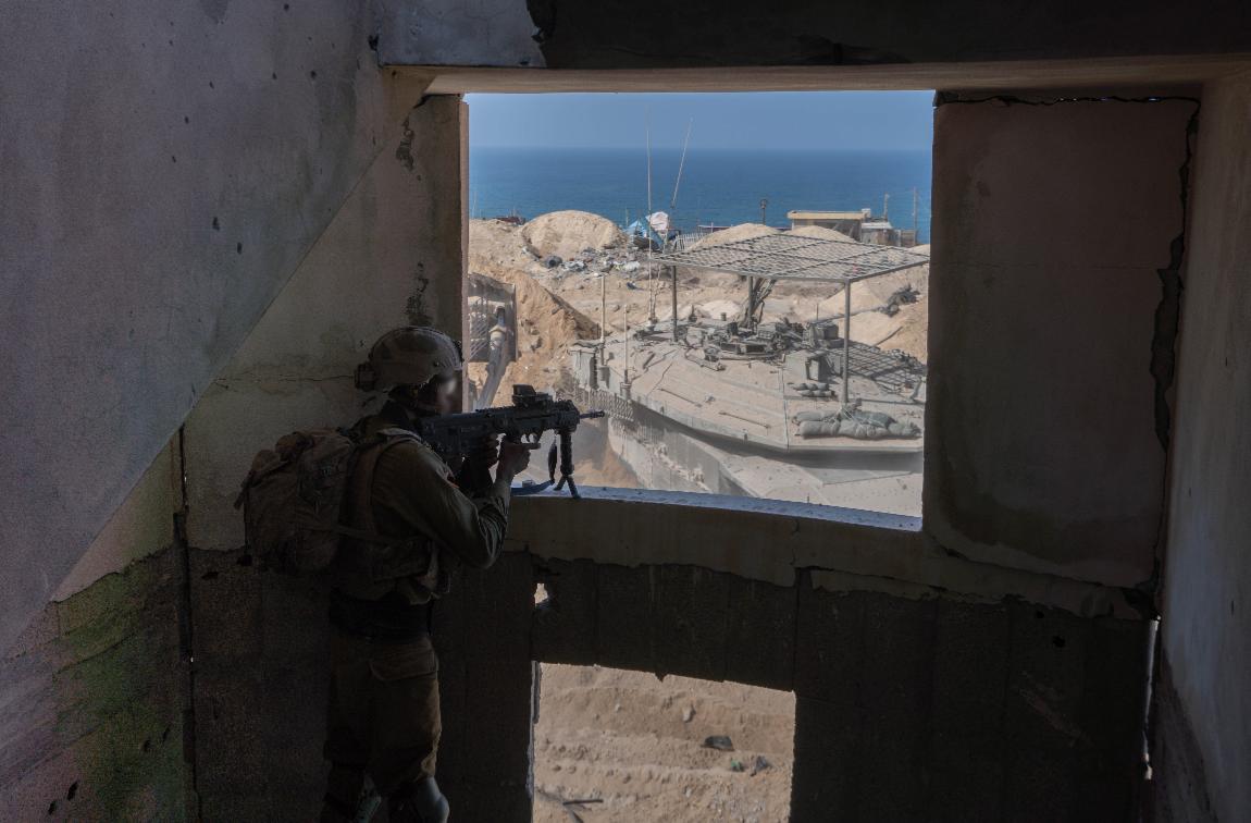 צפו בגלריה: לוחמי צה"ל מתקדמים בלחימה בתוך רצועת עזה