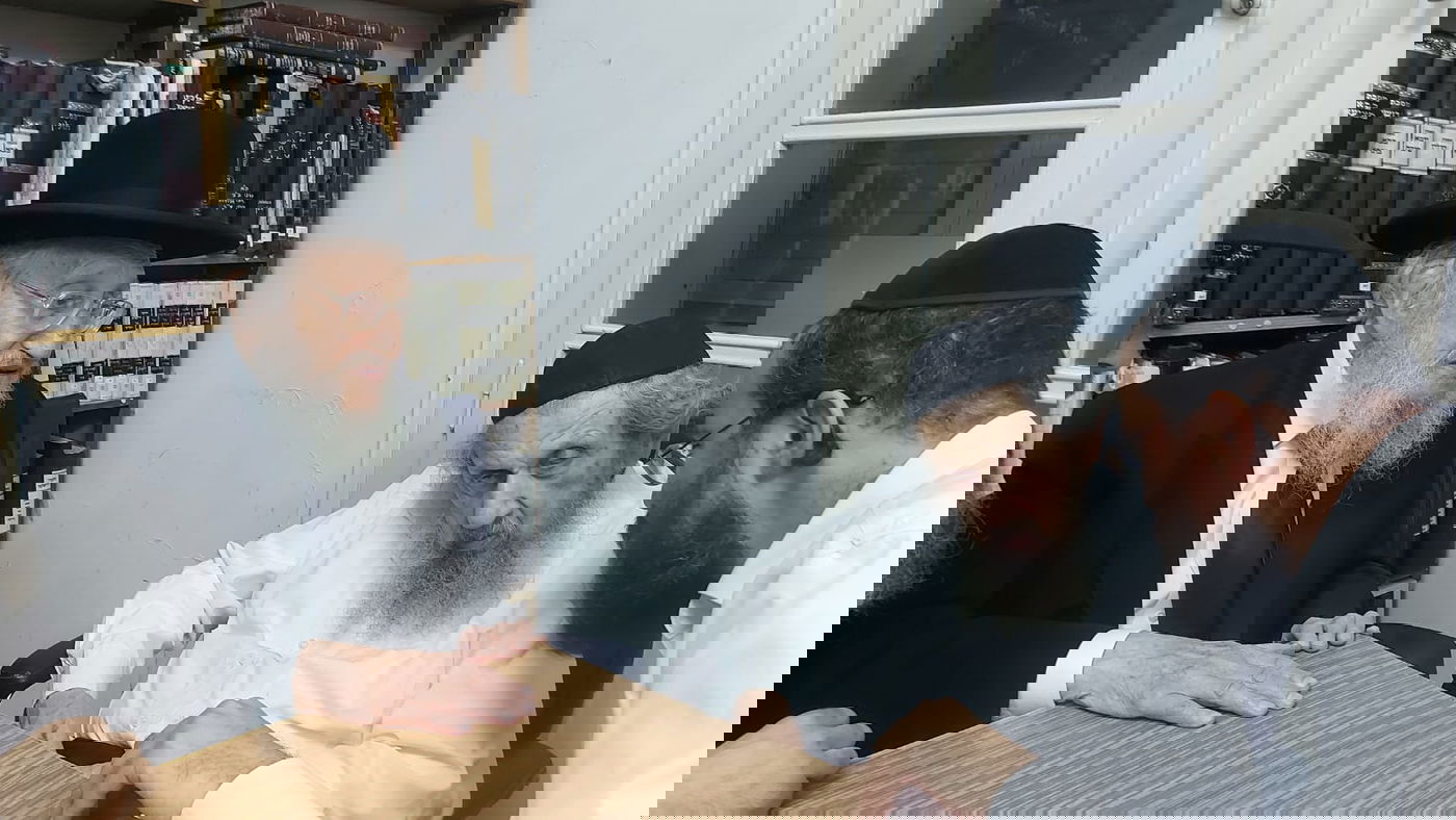 הגר"א לוי בהתייעצות עם הגר"ד לנדו