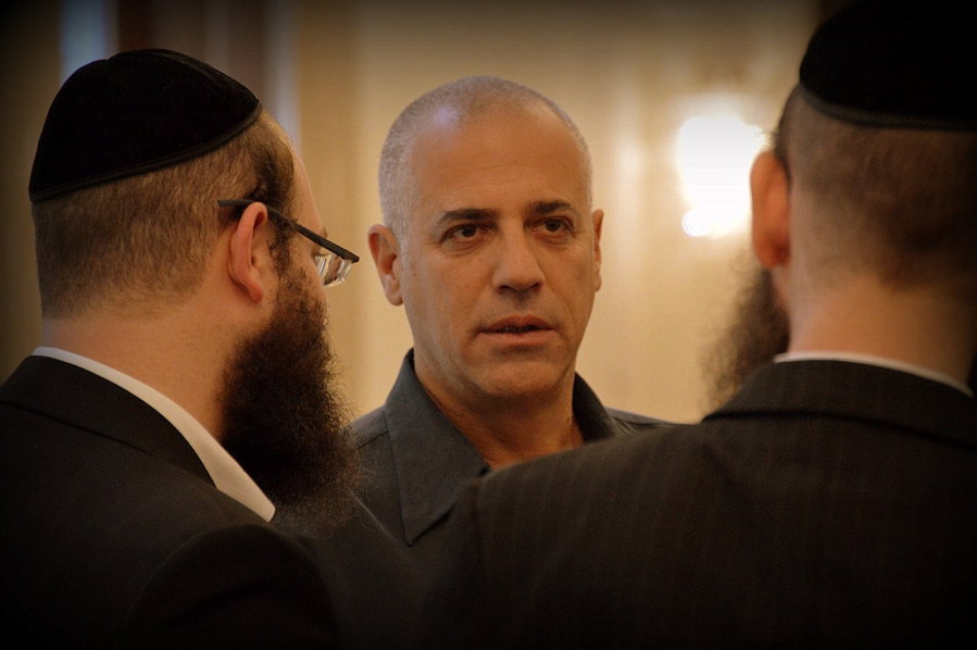 במרכז התמונה: עמרי גפן