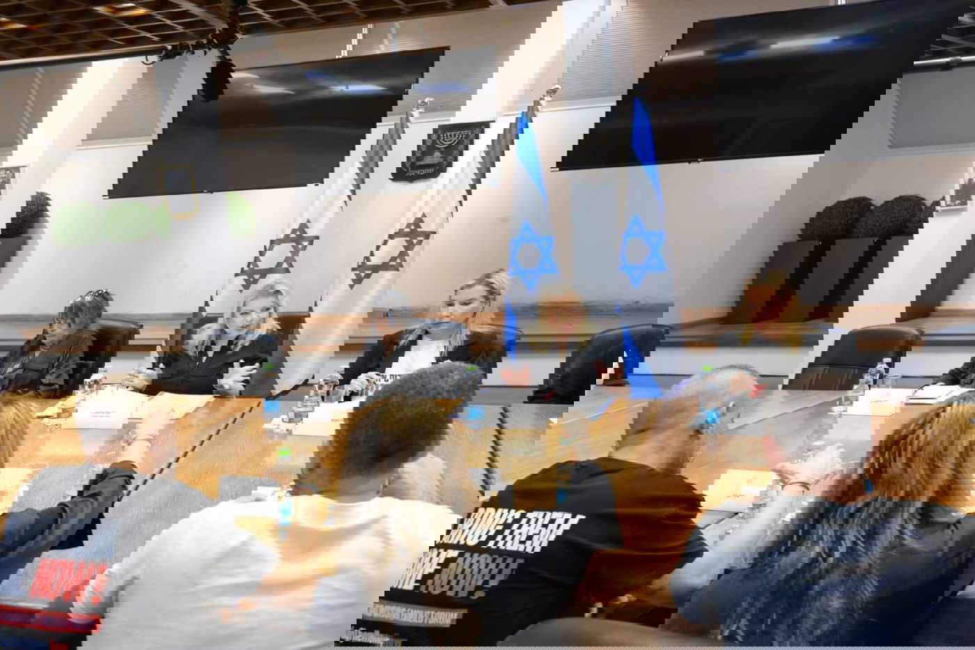 שרה עם משפחות החטופים