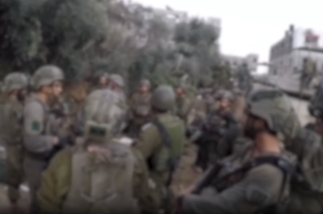 ממצלמת הקסדה: הלוחמים בשירי קבלת שבת בעומק עזה