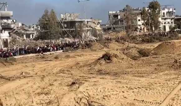 הפלסטינים מפחדים ונמלטים מאזור בית החולים ומהעיר עזה